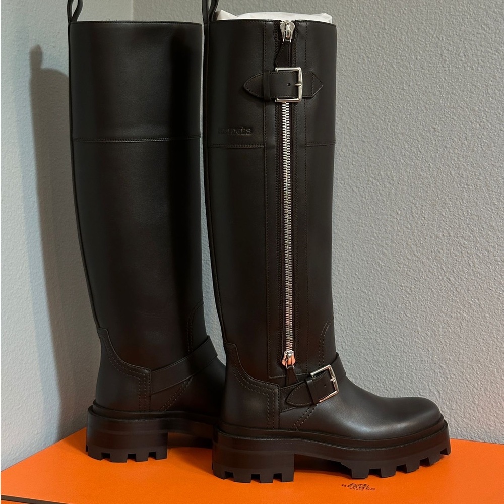 Elegant Black Leather Riding Boots